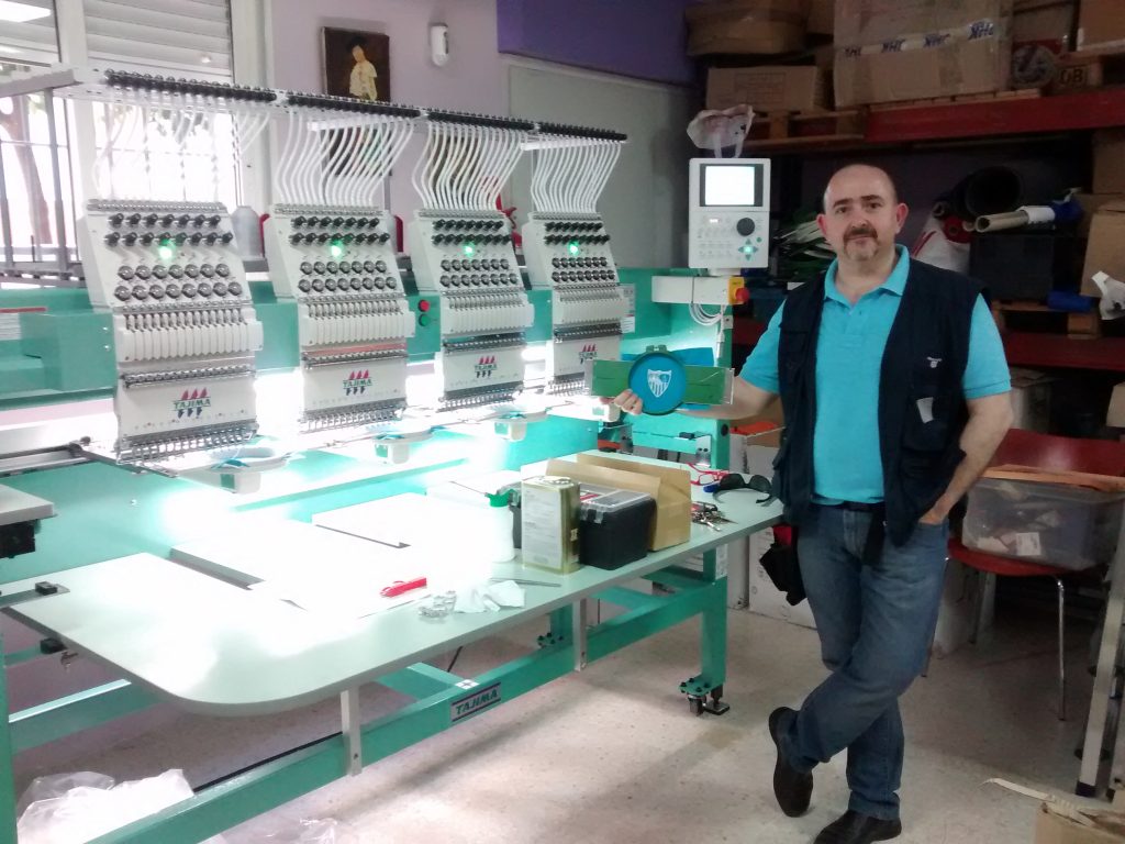 Javier Barrios en su taller de bordado